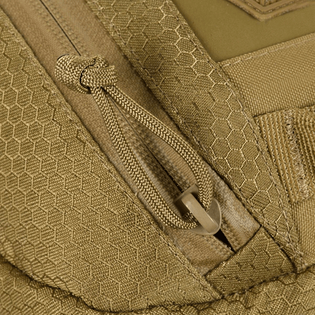 Nærbilde av M-Tac Tablet Bag Laser Cut Hex i Cordura Hex-materiale med glidelåslukking.