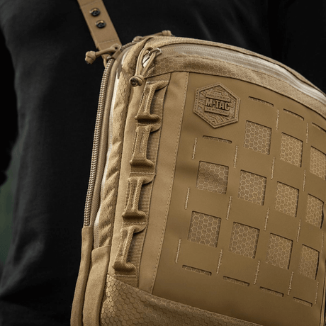 M-Tac Tablet Bag Laser Cut Hex i Cordura-materiale med skjult våpenrom og Laser Cut MOLLE for ekstrautstyr.