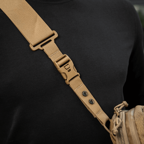 Nærbilde av M-Tac Tablet Bag Laser Cut Hex med justerbar rem og solid spenne, rask tilgang til innholdet, laget i robust Cordura-stoff.