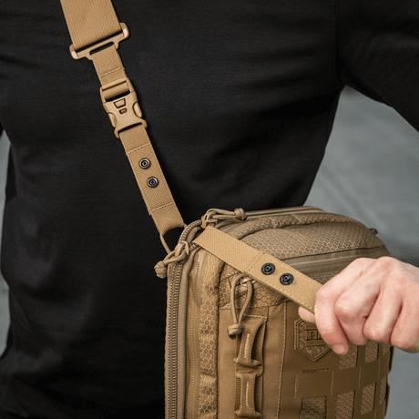 M-Tac Tablet Bag Laser Cut Hex skrått med kraftig skulderrem og praktisk lommeoppsett for EDC og skjult bæring.