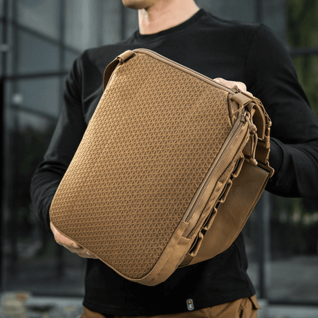 M-Tac Tablet Bag Laser Cut Hex i Cordura-materiale, praktisk for EDC, dokumenter og skjult våpen, med Laser Cut MOLLE på frontpanelet.