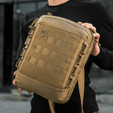 M-Tac Tablet Bag Laser Cut Hex med flatt design, laget i robust Cordura med Laser Cut MOLLE-frontpanel for praktisk oppbevaring.