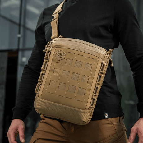 M-Tac Tablet Bag Laser Cut Hex i bruk med Laser Cut MOLLE, ideell for EDC, dokumenter og skjult våpen, laget i Cordura-materiale.