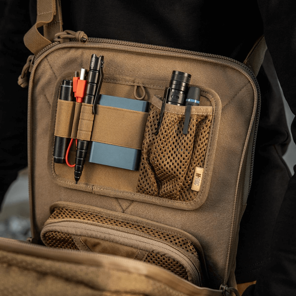 M-Tac Tablet Bag Laser Cut Hex med MOLLE-system, lommer til EDC, dokumenter og hurtig adgang til skjult våben. Cordura materiale.