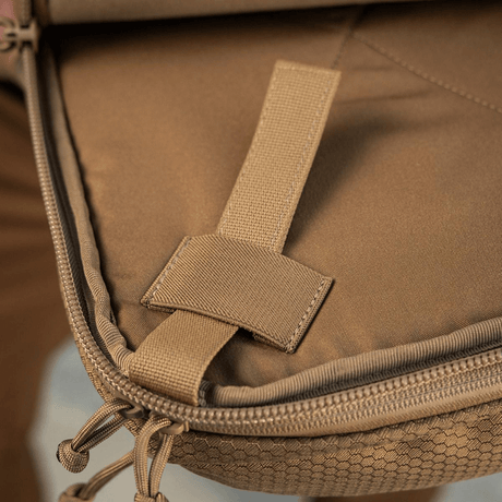 Detalj av M-Tac Tablet Bag Laser Cut Hex med glidelås og indre materiale av høy kvalitet.