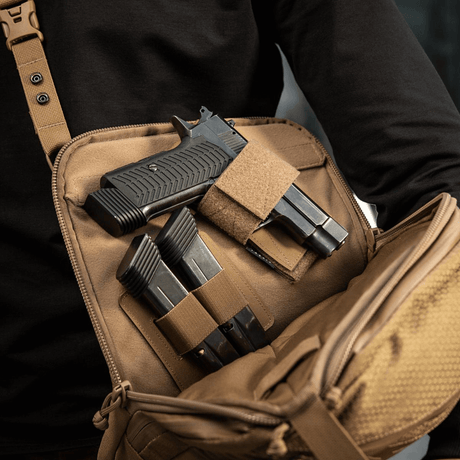 M-Tac Tablet Bag Laser Cut Hex med rom for våpen og magasiner, laget i robust Cordura. Ideell for EDC og rask tilgang.