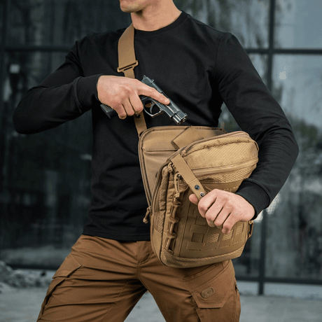 M-Tac Tablet Bag Laser Cut Hex for skjult våpen og nettbrett i Cordura med Laser Cut MOLLE, vist i bruk for rask tilgang.