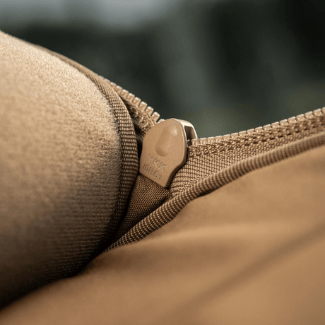Nærbilde av YKK-glidelås på M-Tac Tablet Bag Laser Cut Hex i Cordura-materiale.