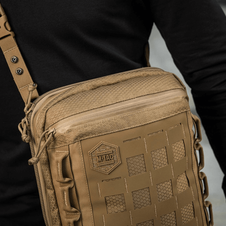 M-Tac Tablet Bag Laser Cut Hex, praktisk EDC-veske i Cordura med skjult våpenrom og Laser Cut MOLLE for maksimal funksjonalitet.