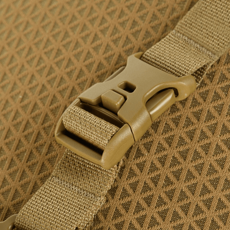 Nærbilde av spenne på M-Tac Tablet Bag Laser Cut Hex, laget av holdbart Cordura Hex-materiale. EDC- og dokumentveske.
