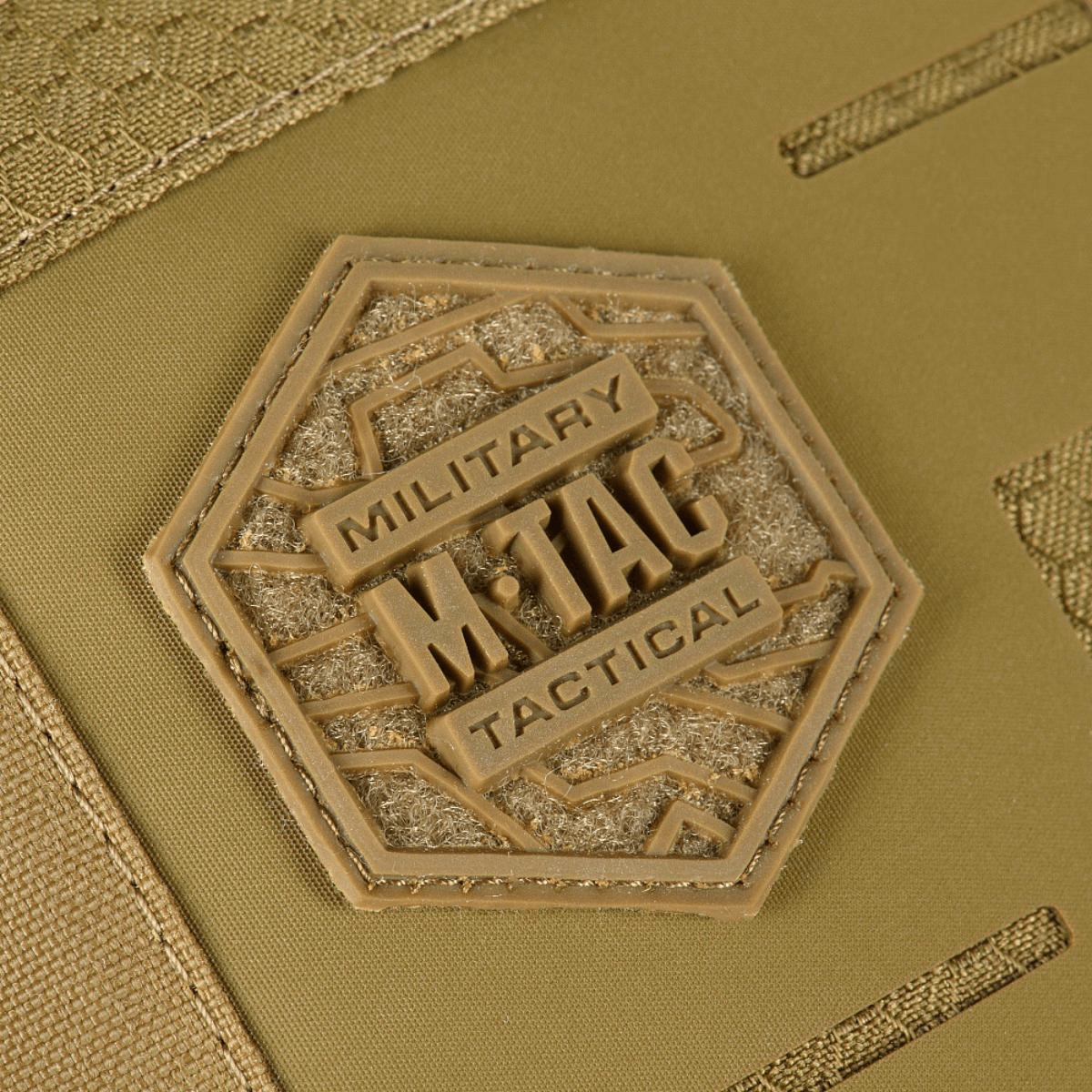 M-Tac Tablet Bag Laser Cut Hex med militært badge og laser cut MOLLE frontpanel i Cordura materiale.