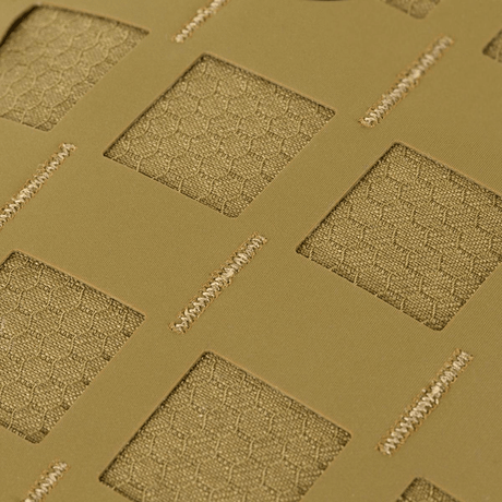 Nærbilde av M-Tac Tablet Bag Laser Cut Hex med Laser Cut MOLLE-panel i Cordura-materiale.