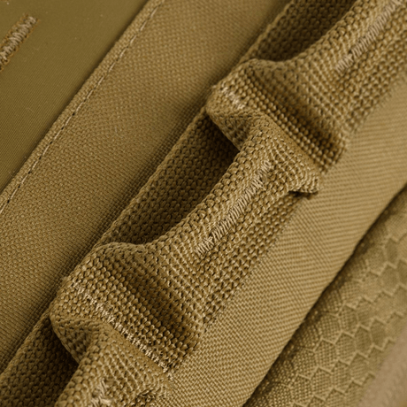 M-Tac Tablet Bag Laser Cut Hex med Laser Cut MOLLE-panel i Cordura-materiale for EDC og skjult våpentransport.