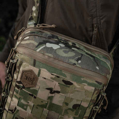 M-Tac Tablet Bag Laser Cut Hex i camouflage, laget av Cordura med Laser Cut MOLLE-panel for ekstrautstyr. Perfekt for EDC og skjult bæring.