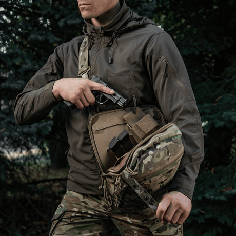 M-Tac Tablet Bag Laser Cut Hex brukt for skjult våpen med rask tilgang, camouflagedesign, mann iført taktisk klær.