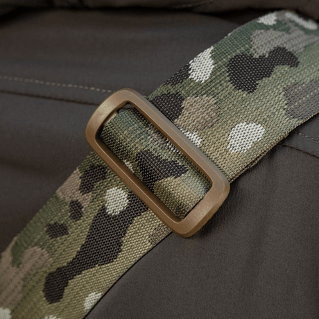Remdetalj av M-Tac Tablet Bag Laser Cut Hex med camouflagetrykk og holdbar hardware for optimal funksjonalitet.