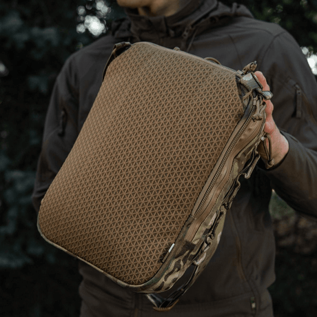 M-Tac Tablet Bag Laser Cut Hex med Cordura-materiale og Laser Cut MOLLE, ideell for EDC og skjult våpen, vist i utendørsmiljø.