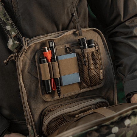M-Tac Tablet Bag Laser Cut Hex med rask tilgang til EDC og dokumenter, laget av holdbart Cordura med Laser Cut MOLLE-frontpanel.