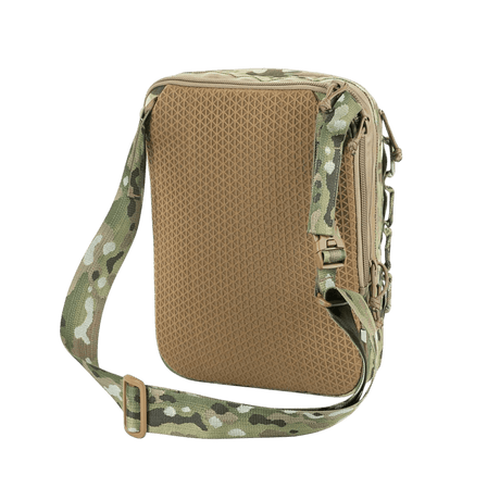 M-Tac Tablet Bag Laser Cut Hex i Cordura-materiale, praktisk veske for dokumenter og EDC med kamuflasjemønster og justerbar stropp.