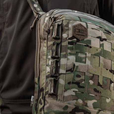 M-Tac Tablet Bag Laser Cut Hex i camouflagemønster med Cordura-materiale og Laser Cut MOLLE-system for taktisk bruk og hverdag.