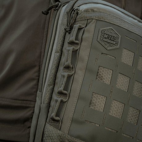 M-Tac Tablet Bag Laser Cut Hex med Laser Cut MOLLE-panel og Cordura-materiale, ideell for EDC og rask tilgang til skjult våpen.
