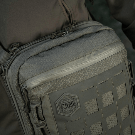 M-Tac Tablet Bag Laser Cut Hex i holdbar Cordura med Laser Cut MOLLE-design og raskt adgangsrom for nettbrett og dokumenter.