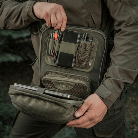 M-Tac Tablet Bag Laser Cut Hex-veske i Cordura med rom for nettbrett og dokumenter samt rask tilgang til skjult våpen, inkluderer Laser Cut MOLLE.