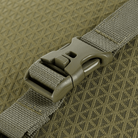 M-Tac Tablet Bag Laser Cut Hex spenne- og remdetalj, laget i Cordura-materiale, viser robusthet og funksjonalitet.