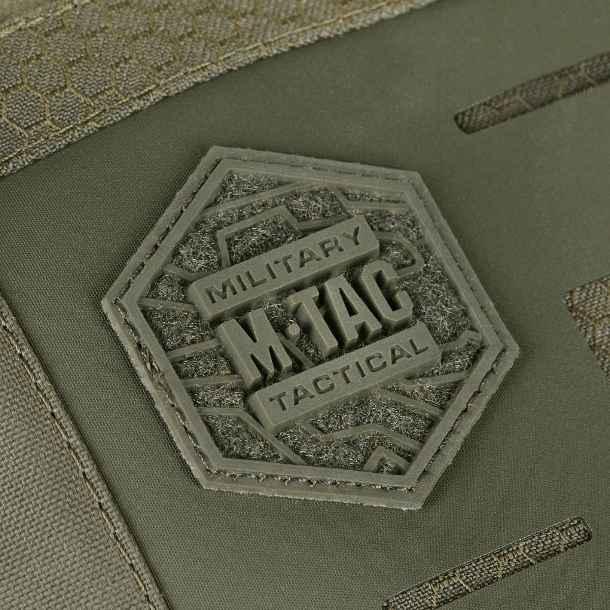 Logo detalje på M-Tac Tablet Bag Laser Cut Hex med Cordura materiale og Laser Cut MOLLE system, ideel til EDC og skjulte våben.