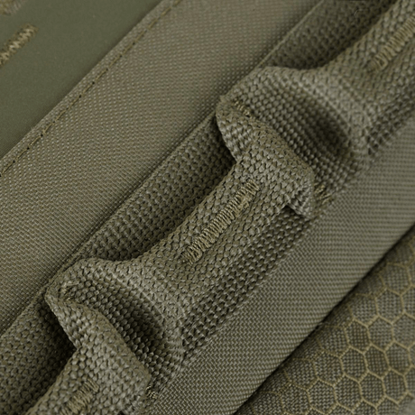 Nærbilde av M-Tac Tablet Bag Laser Cut Hex med Cordura-materiale og Laser Cut MOLLE-system for ekstrautstyr.