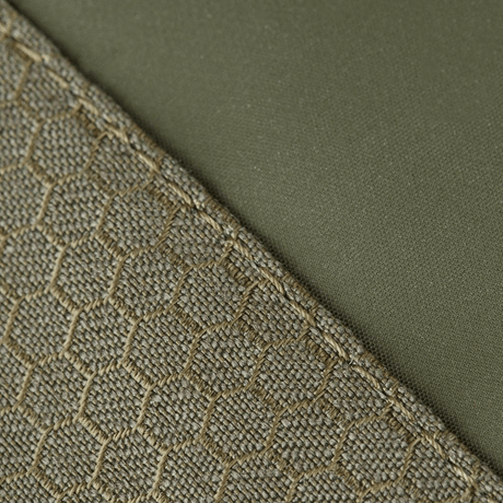 Detalj av M-Tac Tablet Bag Laser Cut Hex-materiale med Cordura Hex-struktur og grønt stoffpanel.