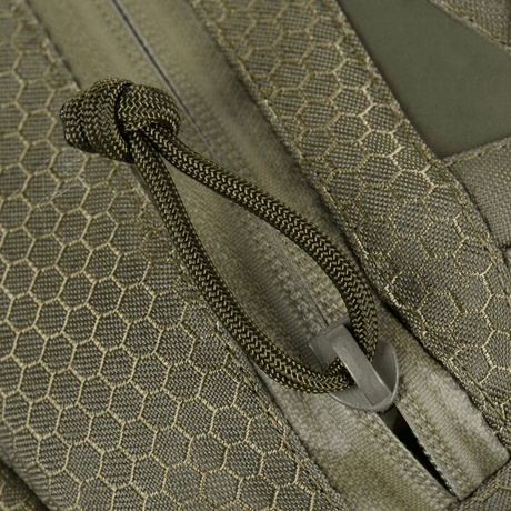 Nærbilde av M-Tac Tablet Bag Laser Cut Hex med glidelåsdetaljer og Cordura Hex-materiale.
