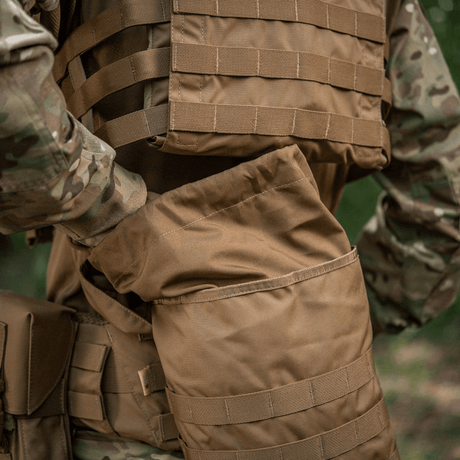 M-Tac Sukharka Gen.3 Pouch, robust felttaske i Cordura 500D med MOLLE-interface, båret av en person i militæruniform.