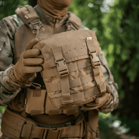 M-Tac Sukharka Gen.3 Pouch i bruk i felt, robust felttaske i Cordura 500D med MOLLE-interface for taktisk utstyr, viser detaljer.
