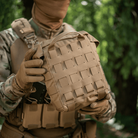 Soldat holder M-Tac Sukharka Gen.3 Pouch med MOLLE-interface, egnet for feltbruk, laget i slitesterk Cordura 500D.