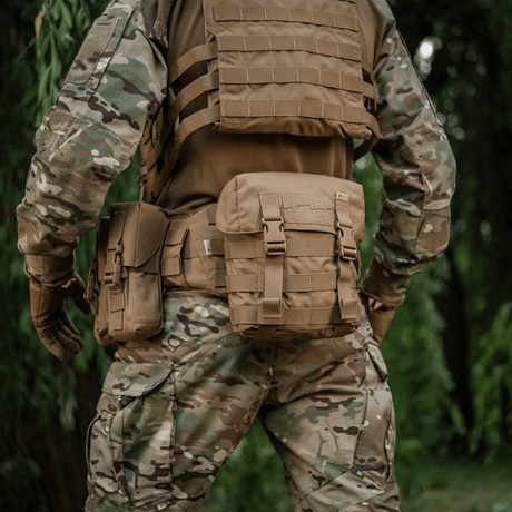 M-Tac Sukharka Gen.3 Pouch montert på militæruniform i skogmiljø.