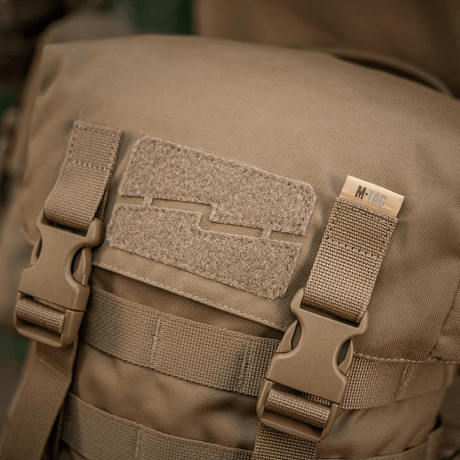 M-Tac Sukharka Gen.3 Pouch i slitesterk Cordura 500D med fastex-lukking, egnet for militær bruk. MOLLE-interface synlig.