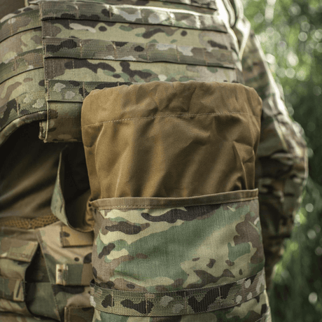 M-Tac Sukharka Gen.3 Pouch montert på kamuflasje taktisk vest, laget i robust Cordura 500D med MOLLE-interface.