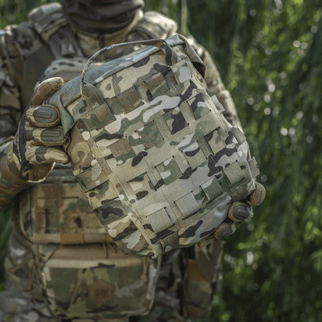 M-Tac Sukharka Gen.3 Pouch i kamuflasjedesign med MOLLE-interface, holdt av en soldat i militæruniform. Slitesterk Cordura 500D.