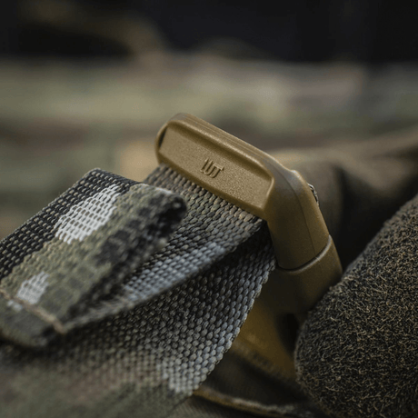 Nærbilde av spenne på M-Tac Sukharka Gen.3 Pouch, som viser Woojin Plastic hardware og robust Cordura 500D.