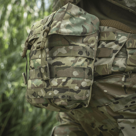 M-Tac Sukharka Gen.3 Pouch i kamuflasje montert på militærutstyr, laget i holdbart Cordura 500D med MOLLE-interface.