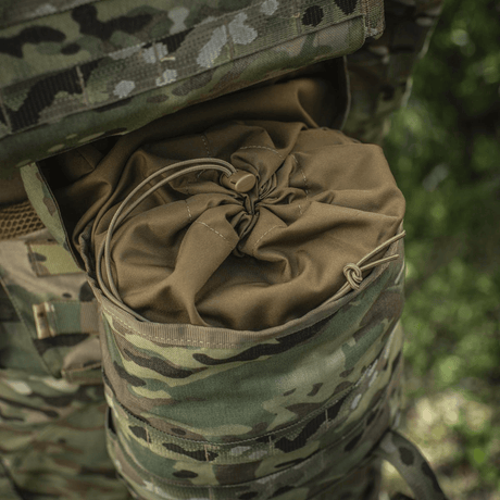 M-Tac Sukharka Gen.3 Pouch i Cordura 500D med snøring og fastex-lukking, montert på utstyr med MOLLE-interface. Robust for militær bruk.