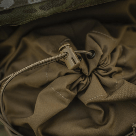 Nærbilde av M-Tac Sukharka Gen.3 Pouch i slitesterk Cordura 500D med elastikk og snorstopper i beige.