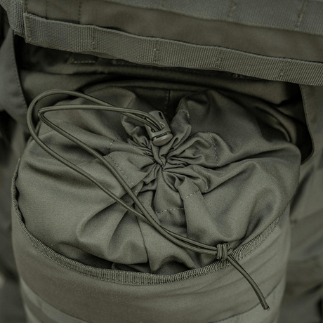 M-Tac Sukharka Gen.3 Pouch i Cordura 500D med elastikk og snor i bruk, egnet for militær bruk og utstyrsmontasje via MOLLE-interface.