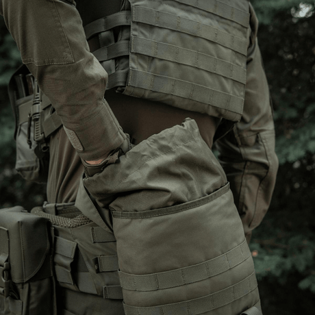 M-Tac Sukharka Gen.3 Pouch montert på militæruniform med MOLLE-interface i grønn farge, robust Cordura 500D.