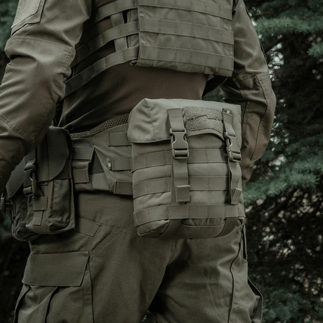 M-Tac Sukharka Gen.3 Pouch montert på taktisk utstyr i feltet.