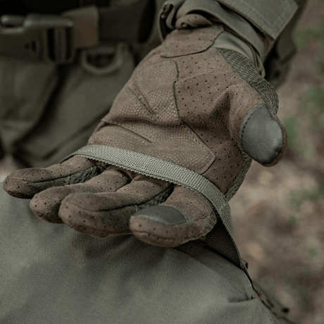 Taktisk hanske håndterer M-Tac Sukharka Gen.3 Pouch i holdbart materiale med MOLLE-interface.