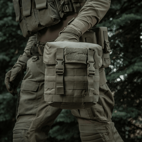 M-Tac Sukharka Gen.3 Pouch montert på militærutstyr, viser robust Cordura 500D og MOLLE-interface.