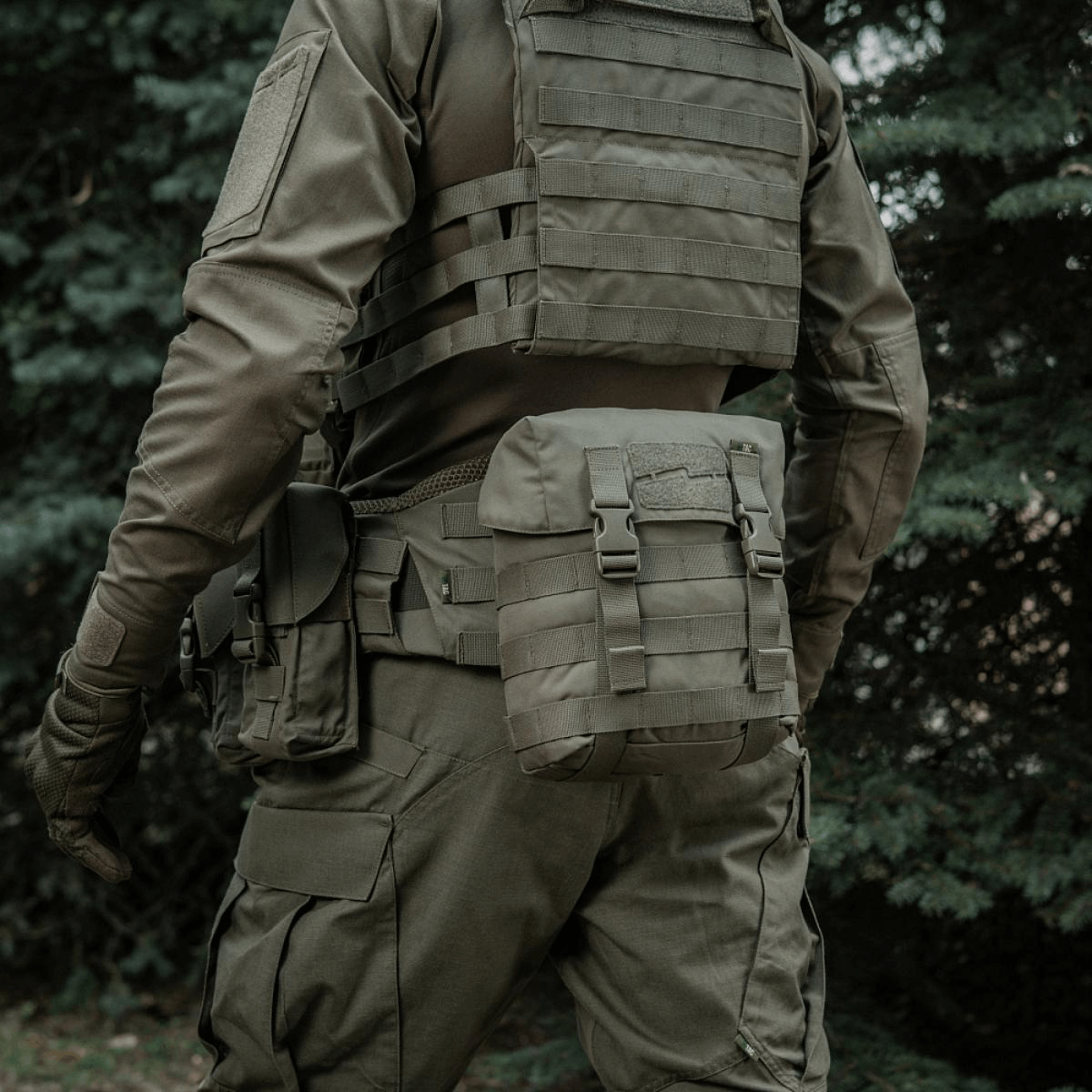 Soldat med M-Tac Sukharka Gen.3 Pouch monteret på militæruniform i skov.