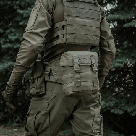 Soldat med M-Tac Sukharka Gen.3 Pouch montert på militæruniform i skog.
